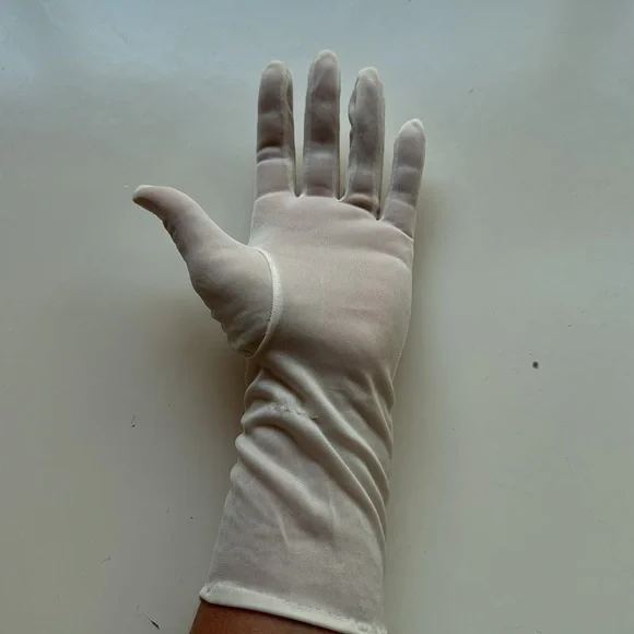 Beautiful vintage white gloves with embroidery and beading. Size 7 1/2 - Picture 7 of 9